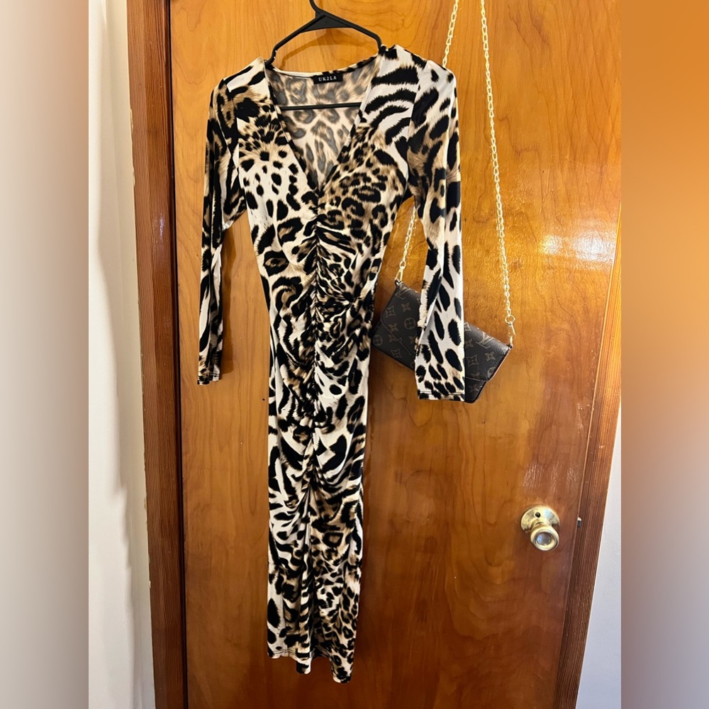 Skin tight leopard print midi dress with front split